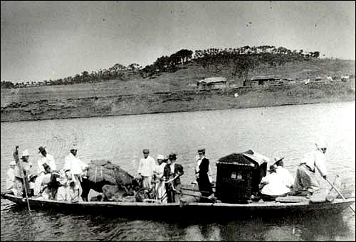 거룻배를 탄 구례선 목사 일행 1910년대 선교활동을 위해 거룻배를 타고 두만강을 건너는 구례선 목사 부부. 